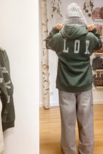 Laden Sie das Bild in den Galerie-Viewer, HOODIE &quot;Exploring&quot; Green MALE