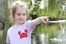 Laden Sie das Bild in den Galerie-Viewer, T-SHIRT "Krabbe" flieder