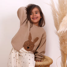 Laden Sie das Bild in den Galerie-Viewer, VINTAGE WAFFEL-SWEATER &quot;Hase&quot; taupe