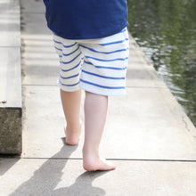 Laden Sie das Bild in den Galerie-Viewer, FROTTEE-SHORTS "Streifen" blau-weiß