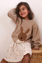 Laden Sie das Bild in den Galerie-Viewer, VINTAGE WAFFEL-SWEATER &quot;Hase&quot; taupe