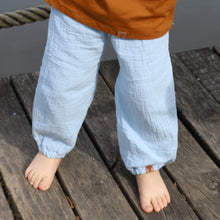 Laden Sie das Bild in den Galerie-Viewer, MUSSELIN-HOSE "Hellblau"