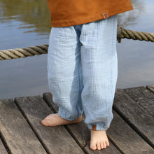 Laden Sie das Bild in den Galerie-Viewer, MUSSELIN-HOSE "Hellblau"