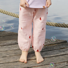 Load image into Gallery viewer, MUSSELIN-HOSE "Rosa Herzen"