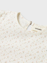 Laden Sie das Bild in den Galerie-Viewer, Shirt &quot;Hailey&quot; Coconut Milk Blümchen