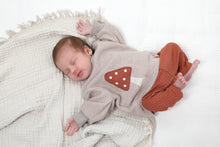 Laden Sie das Bild in den Galerie-Viewer, VINTAGE SWEATER &quot;Glückspilz&quot; light taupe