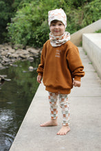 Laden Sie das Bild in den Galerie-Viewer, VINTAGE KUSCHELSWEATER &quot;Glückskind&quot; karamell