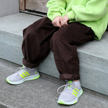 Laden Sie das Bild in den Galerie-Viewer, BARREL-PANTS "Cord" Dark Chocolate