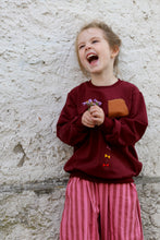 Laden Sie das Bild in den Galerie-Viewer, VINTAGE SWEATER "Drache" Burgundy
