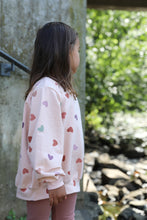 Laden Sie das Bild in den Galerie-Viewer, VINTAGE SWEATER &quot;Herzregen&quot; softrosa
