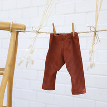 Laden Sie das Bild in den Galerie-Viewer, LEGGINGS BREITRIB &quot;altziegelrot&quot;