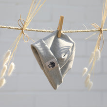 Laden Sie das Bild in den Galerie-Viewer, RIB- BEANIE &quot;Glückspilz&quot; light grey melange