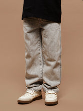 Laden Sie das Bild in den Galerie-Viewer, LOOSE JEANS "Light Grey Denim" MALE