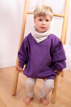 Laden Sie das Bild in den Galerie-Viewer, VINTAGE SWEATER &quot;Glückskind&quot; purple