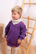 Laden Sie das Bild in den Galerie-Viewer, VINTAGE SWEATER &quot;Glückskind&quot; purple