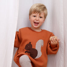 Laden Sie das Bild in den Galerie-Viewer, VINTAGE SWEATER &quot;Squirrel&quot; cognac