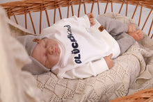 Laden Sie das Bild in den Galerie-Viewer, VINTAGE SWEATER "Glückskind" cloud dancer