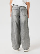 Laden Sie das Bild in den Galerie-Viewer, WIDE JEANS "Light Grey Denim" FEMALE