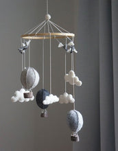 Laden Sie das Bild in den Galerie-Viewer, Mobile &quot;Balloons&amp;Clouds&quot; grey
