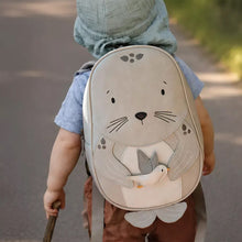 Laden Sie das Bild in den Galerie-Viewer, LITTLE WHO Rucksack "Seerobbe Levi"