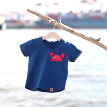 Laden Sie das Bild in den Galerie-Viewer, T-SHIRT "Krabbe" dunkelblau