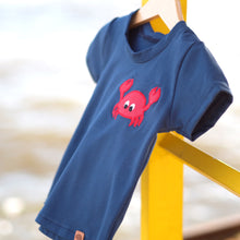 Laden Sie das Bild in den Galerie-Viewer, T-SHIRT "Krabbe" dunkelblau
