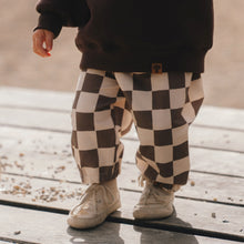 Laden Sie das Bild in den Galerie-Viewer, SWEAT-PANTS "Checks" Chocolate